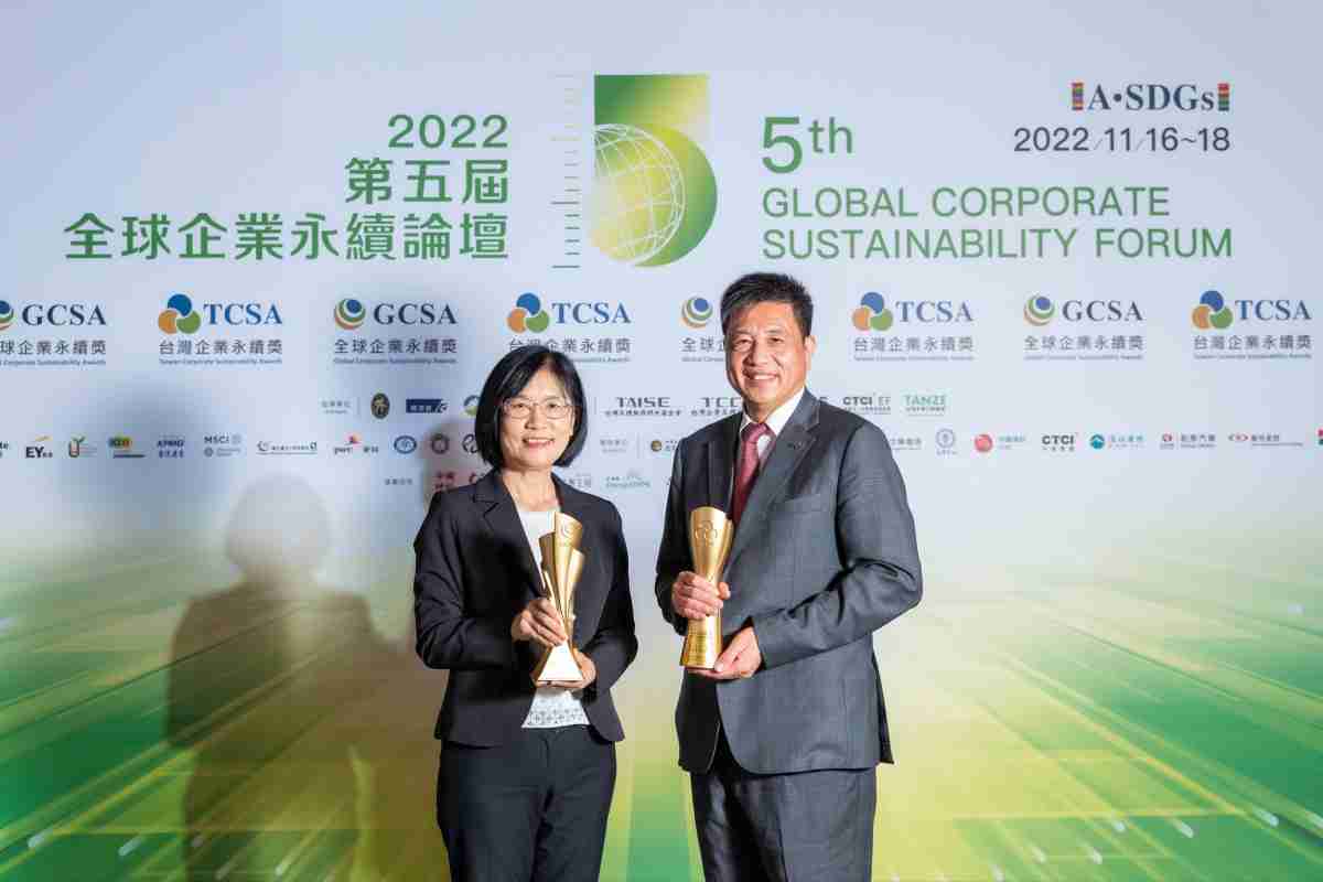 银河集团作为净零碳排先锋，，，期引领价值链伙伴同行共好，，，，卫冕制造业组“十大典范企业” 二连冠殊荣(左：银河集团光电永续长古秀华，，，，右：银河集团光电董事长暨执行长彭双浪)