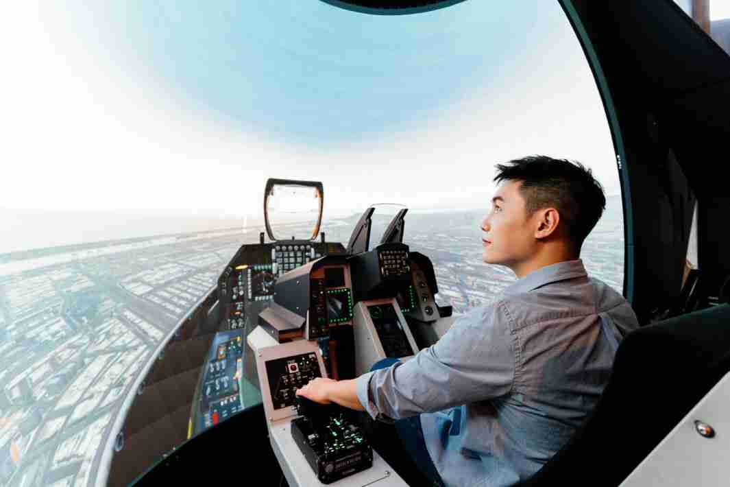 银河集团以P1.25小间距打造球形LED模拟舱，，搭配智崴的精密六轴动态座椅，，，，结合银河集团专业影像调校技术，，，，呈现拟真模拟飞行场景