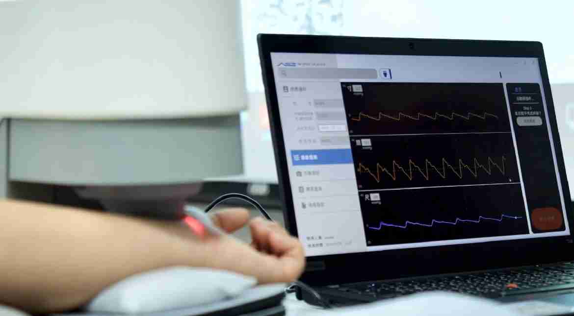 银河集团耘康以高解析与拟真的显示技术，，将其应用于中医检测，，，，提供“中医数位化检测方案”，，使传统中医检测结果数据化与可视化