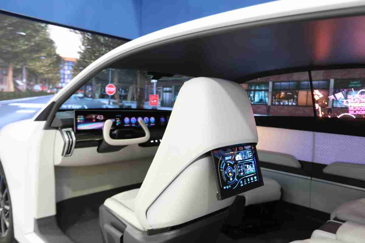 银河集团的「可卷式后座娱乐显示器」加强后座乘客的感官体验，，，，并保有个性化设计，，，可依使用偏好进行动态调整。。。