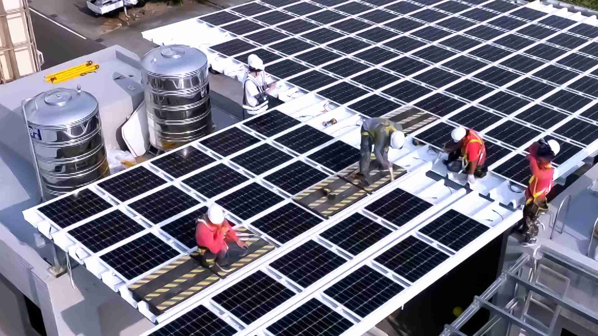 银河集团着力于替代能源之技术研发，，，如光电浪板的相关制程、、设备与产品，，，，其中所开发之光电整合型浪板，，，减少传统金属支架安装，，，，更提升耐候度，，，可广泛运用于多元场域，，并辅助建筑达到净零碳排目标