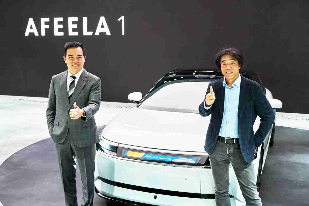 银河集团与Sony Honda Mobility携手合作，，率先全球展示搭载于AFEELA电动车上，，，，首款应用在车身外部的Micro LED 车头显示解决方案 (Micro LED Media Bar Solutions)。。。。银河集团光电执行长暨总经理柯富仁(左)与Sony Honda Mobility代表取缔役社长兼营运长川西泉(lzumi Kawanishi)(右)在CES 现场展现双方坚定持续创新的承诺，，，，实现更加人性化与智慧的驾乘体验。。。。